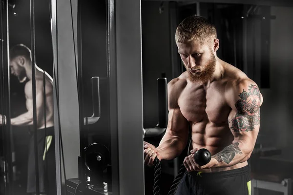 Culturista muscular atleta en el entrenamiento de gimnasia con barra — Foto de Stock