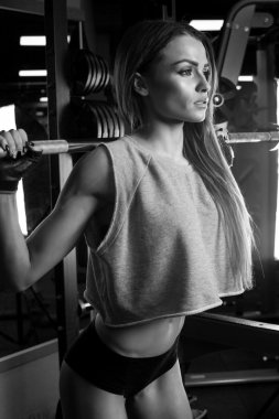 güzel kız vücut geliştirmeci, egzersiz halter ile yürütmek
