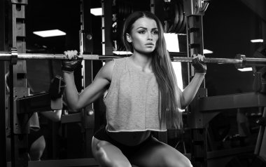 güzel kız vücut geliştirmeci, egzersiz halter ile yürütmek