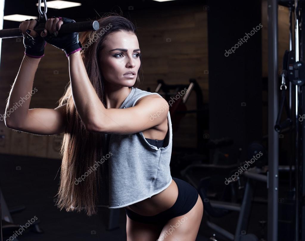 Kadınlar ve erkekler için spor salonunda triceps üzerinde egzersiz Kadınlar ve erkekler için spor salonunda triceps üzerinde egzersiz