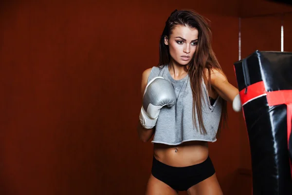 Giovane ragazza sexy con guanti da boxe . — Foto Stock