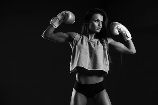 Joven chica sexy con guantes de boxeo . — Foto de Stock