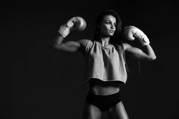 Joven chica sexy con guantes de boxeo . — Foto de Stock