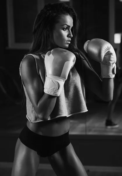 Joven chica sexy con guantes de boxeo . — Foto de Stock