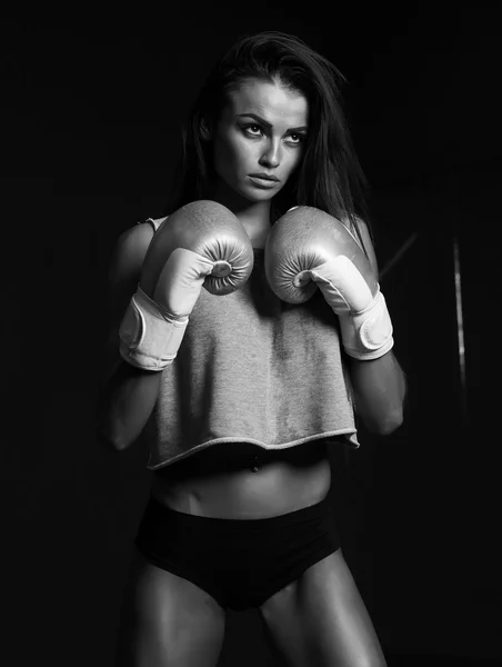 Giovane ragazza sexy con guanti da boxe . — Foto Stock