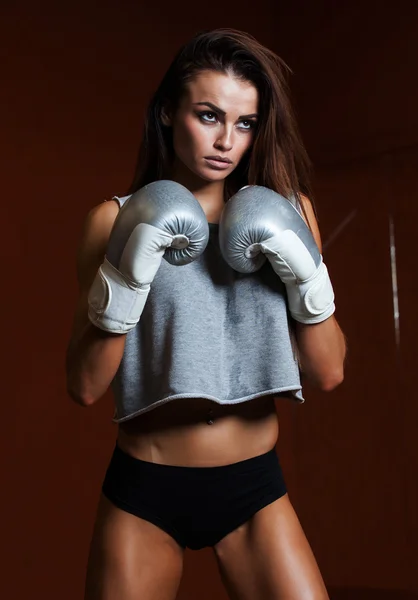 Jong sexy meisje met bokshandschoenen. — Stockfoto