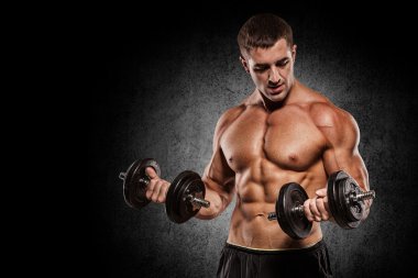 Kaslı vücut geliştirmeci adam egzersizleri izole dumbbells ile yapıyor
