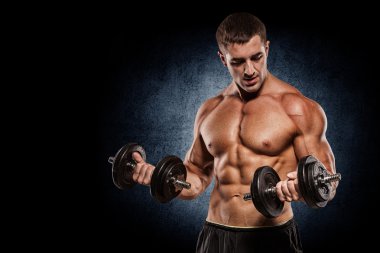 Kaslı vücut geliştirmeci adam egzersizleri izole dumbbells ile yapıyor