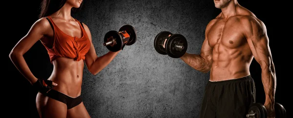 Closeup of a muscular young man lifting weights — Stock Photo, Image