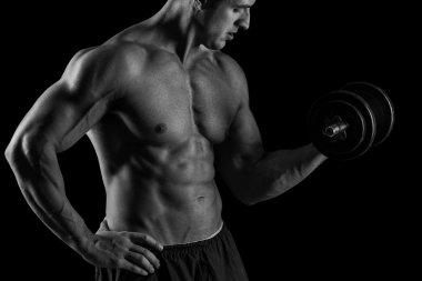 Kaslı vücut geliştirmeci adam egzersizleri yapıyor