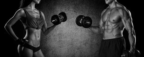 Closeup of a muscular young man lifting weights — Stock Photo, Image