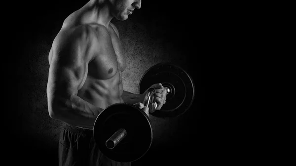 Muskulös bodybuilder killen gör övningar — Stockfoto