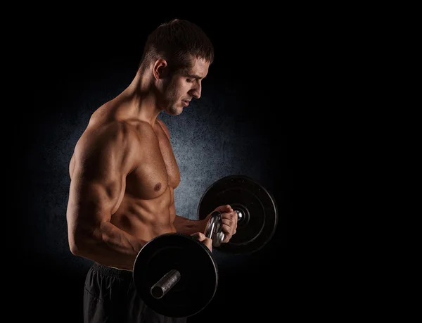 Muscular culturista chico haciendo ejercicios —  Fotos de Stock