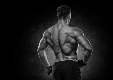 egzersiz yaparak güçlü ve yakışıklı delikanlı