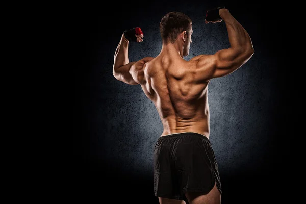 Gösterilen onun sırt ve pazı kas, kişisel fitnes vücut geliştirmeci — Stok fotoğraf