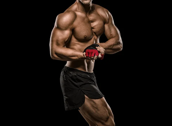 Shirtless fisiculturista segurando dumbell e mostrando sua muscular a — Fotografia de Stock