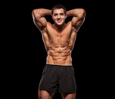 kaslı vücut geliştirmeci biri dumbbells ile yapıyor