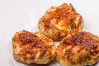 düz ekmek peynir ile