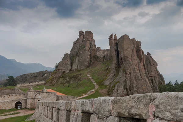 Belogradchikbergen och Fortress'entrance, Bulgarien — Stockfoto