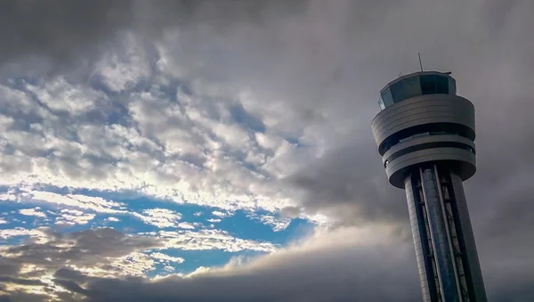 Torre di controllo dell'aeroporto di Sofia a cielo nuvoloso — Foto Stock