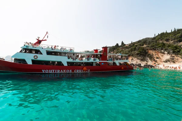 Cruise ship on the beach Xigia, Zakynthos, Greece — Stock Photo, Image