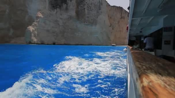 A incrível água azul-turquesa em Navagio, Zakynthos ilha, Grécia — Vídeo de Stock