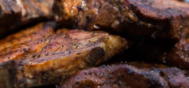 Barbekü ızgara yakın çekim üzerinde pişmiş domuz eti biftek