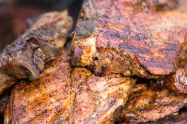 Barbekü ızgara yakın çekim üzerinde pişmiş domuz eti biftek