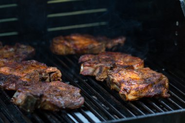 Barbekü ızgara yakın çekim üzerinde pişmiş domuz eti biftek