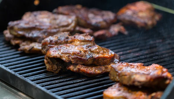 Stek wieprzowy pieczony na bbq grill zbliżenie — Zdjęcie stockowe