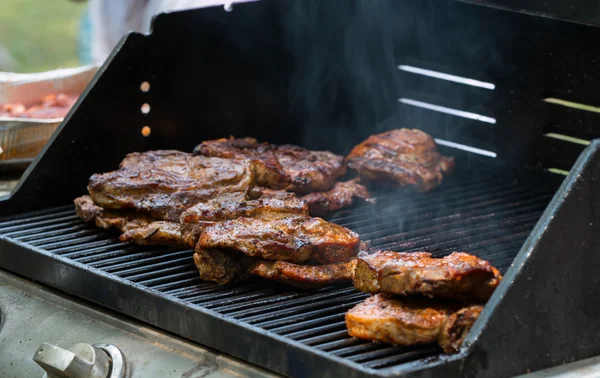 Stek wieprzowy pieczony na bbq grill zbliżenie — Zdjęcie stockowe