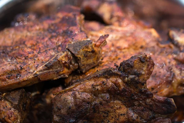 Bife de porco assado na churrasqueira grill close-up — Fotografia de Stock