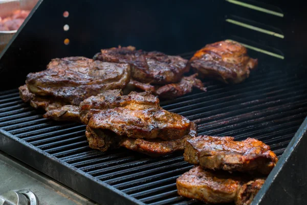 Stek wieprzowy pieczony na bbq grill zbliżenie — Zdjęcie stockowe