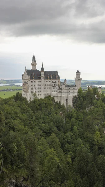 Neuschwanstein slott i Bayerska alperna, Tyskland — Stockfoto