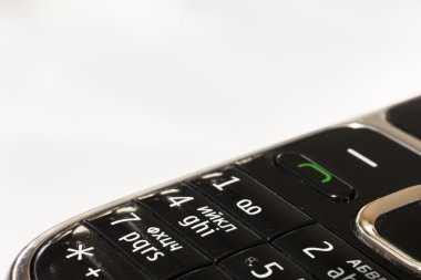 Yakın - up üzerinde beyaz izole hareket eden telefon tuş takımı 
