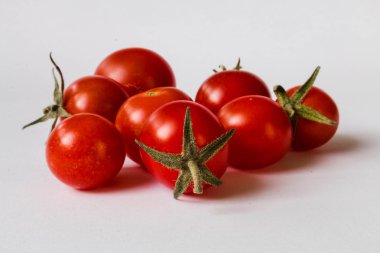 Beyaz arka planda izole edilmiş domatesler.
