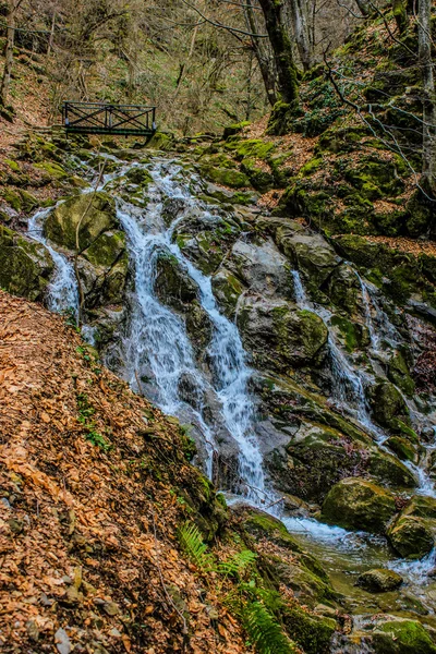 Cascada cae sobre rocas musgosas en la montaña de Vitosha — Foto de Stock