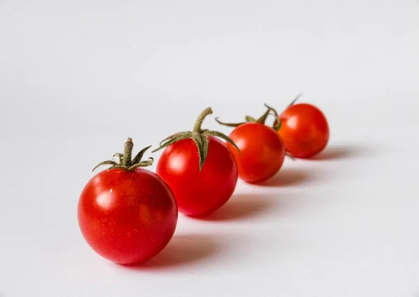 Kirschtomaten isoliert auf weißem Hintergrund — Stockfoto