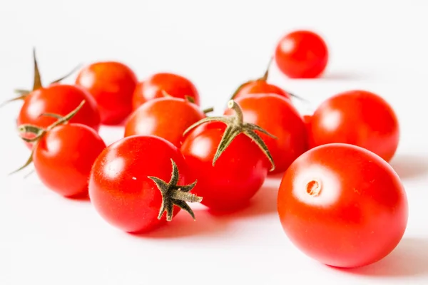 Kirschtomaten isoliert auf weißem Hintergrund — Stockfoto