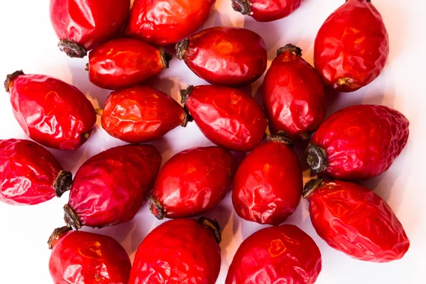 Trockene Hagebuttenfrüchte isoliert auf weißem Hintergrund — Stockfoto