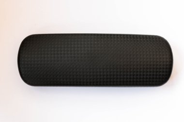 Beyaz arka plan üzerinde gözlük dava