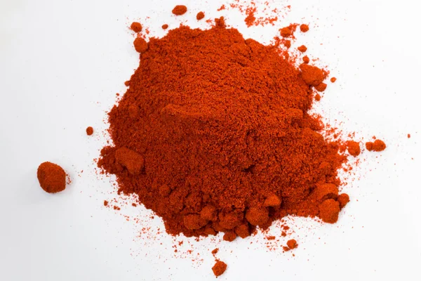 Högen av röd paprika pulver isolerad på vit bakgrund — Stockfoto