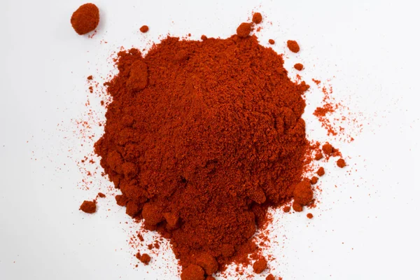 Högen av röd paprika pulver isolerad på vit bakgrund — Stockfoto