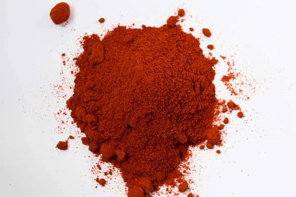 Σωρού κόκκινο πιπέρι σε σκόνη που απομονώνονται σε λευκό φόντο Royalty Free Εικόνες Αρχείου