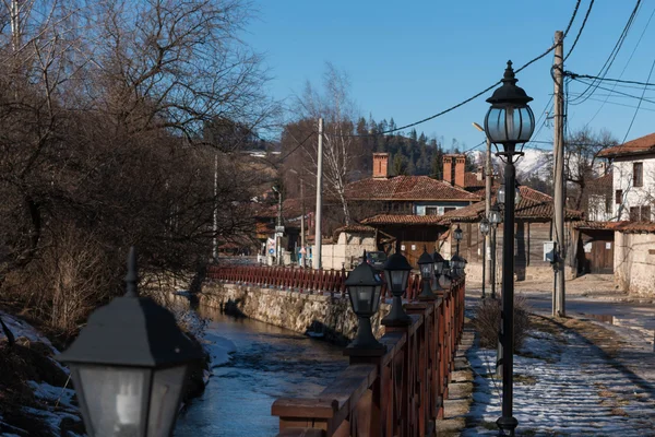Strada, case e fiume Topolnitsa nel centro storico di Koprivsh — Foto Stock