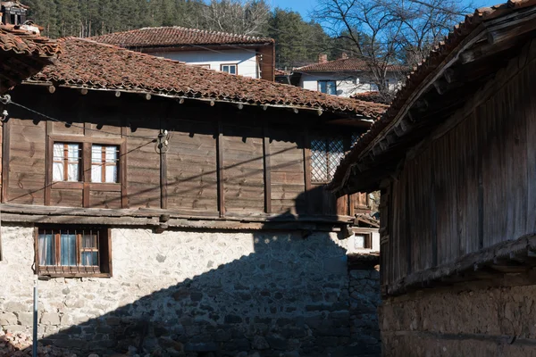 Rua e casas na cidade velha de Koprivshtitsa, Bulgária — Fotografia de Stock