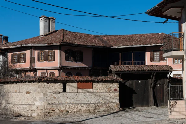 Улица и дома в старом городе Копрившица, Болгария — стоковое фото