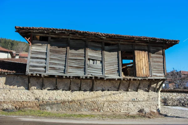 Rua e casas na cidade velha de Koprivshtitsa, Bulgária — Fotografia de Stock