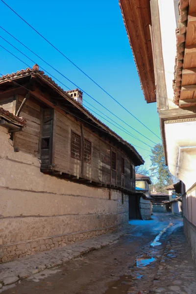 Rua e casas na cidade velha de Koprivshtitsa, Bulgária — Fotografia de Stock