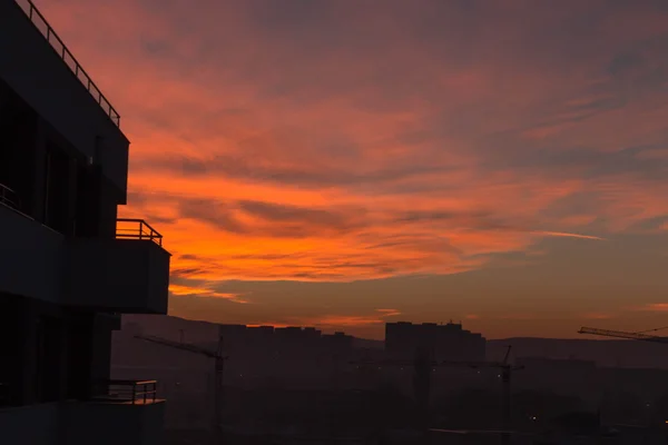 Silhouette de grue et chantier de construction — Photo